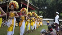 Festival ini diawali dengan berbagai upacara adat, termasuk tarian sakral Rejang Dewa dan Rejang Pucuk yang hanya dibawakan oleh anak-anak perempuan sebelum pubertas.