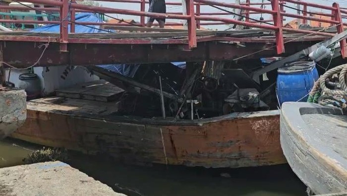 Potret perahu nelayan di Karangsong Indramayu tertimpa jembatan, satu nelayan mengalami luka