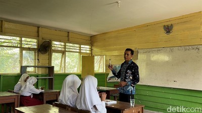 Potret Perjuangan Guru SD Terpencil di Sidoarjo