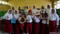 Keceriaan para siswa di SDN Gebang 2 Sidoarjo, sambil menunjukan karya kolase mereka yang terbuat dari bahan daur ulang sampah.