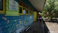 Beruntung saat itu akses menuju sekolah tidak terendam oleh banjir rob. Para guru lebih memilih menggunakan motor. Pada saat banjir rob tiba, mereka harus menggunakan perahu dengan menempuh waktu 1,5 jam untuk menuju sekolah.