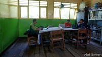 Salah satu ruang guru dengan kondisi memprihatikan. Lantai yang terbuat dari kayu itu mulai ambles akibat diterjang banjir rob.