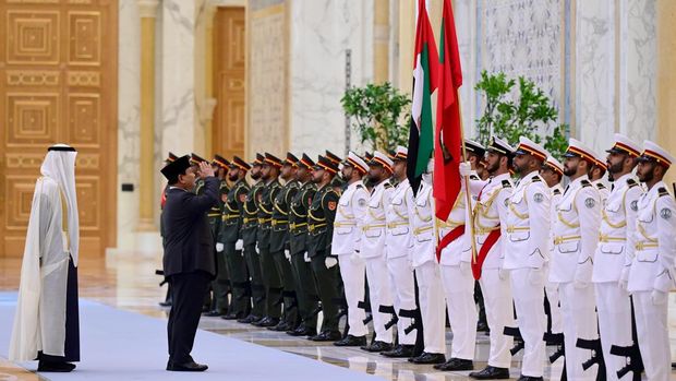 Prabowo disambut upacara kenegaraan saat tiba di Istana Qasr Al Watn, Abu Dhabi.