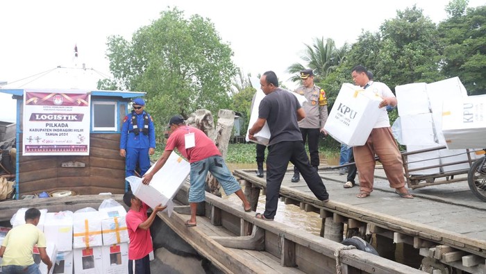Proses distribusi logistik (Dok Polres Inhil)