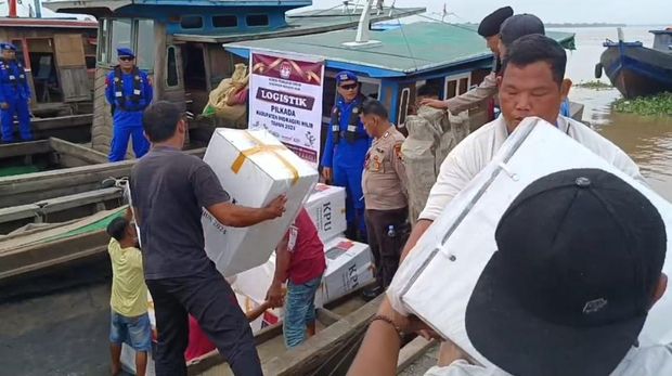 Proses distribusi logistik (Dok Polres Inhil)