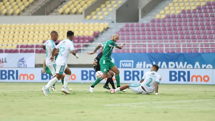 PSS Sleman saat melawan PSBS Biak di Stadion Manahan, Solo, Jumat (22/11/2024).