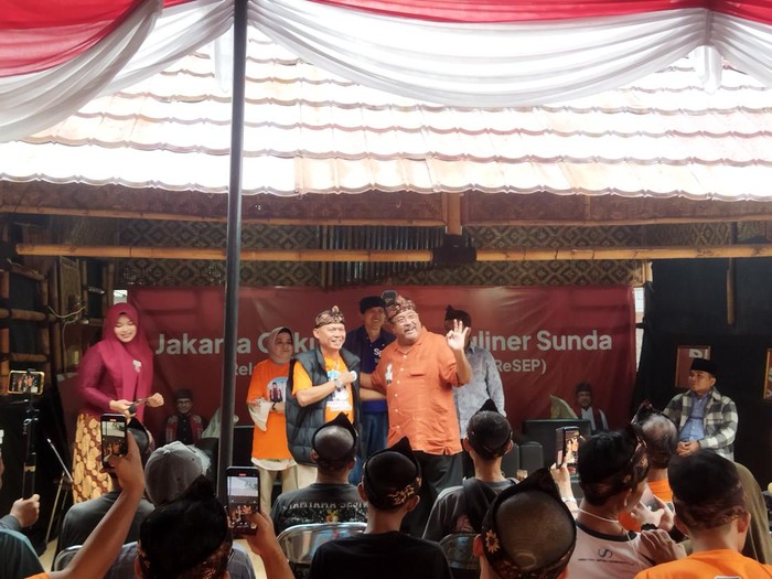 Rano Karno terima dukungan dari kelompok seniman Sunda (Kurniawan/detikcom)
