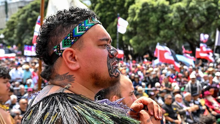 Ribuan Suku Maori Serbu Parlemen Tolak Perubahan RUU Ribuan masyarakat Maori protes di Wellington menentang perubahan Perjanjian Waitangi. Mereka menginginkan hak-hak mereka tetap dihormati dan dijaga.
