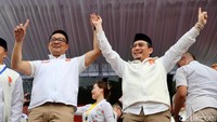 Ridwan Kamil-Suswono kompak mengacungkan jari telunjuknya di hadapan pendukung yang hadir dalam kampanye akbar. 
