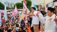 Pasangan RIDO terlihat disambut riuh oleh para pendukung yang telah menunggu sejak siang hari.  