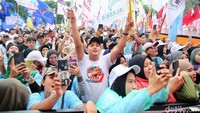 Para pendukung antusias menghadiri kampanye akbar Ridwan Kamil-Suswono. 