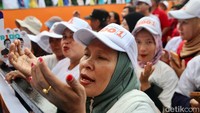 Para pendukung juga doa bersama di sela-sela kampanye. 