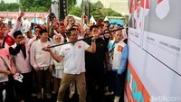 Ridwan Kamil-Suswono melakukan simulasi pencoblosan Pilgub Jakarta saat kampanye akbar di Lapangan Banteng, Jakarta Pusat, Sabtu (23/11/2024).