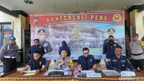 Rilis kasus korupsi proyek pembangunan pura di Mapolres Gianyar, Sabtu (23/11/2024).