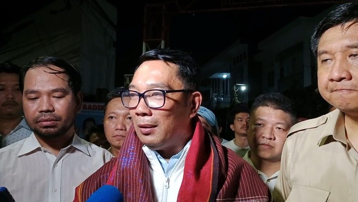 Ridwan Kamil bertemu Pemuda Batak Bersatu di kawasan Pulogadung, Jakarta Timur, Jumat (22/11/2024).