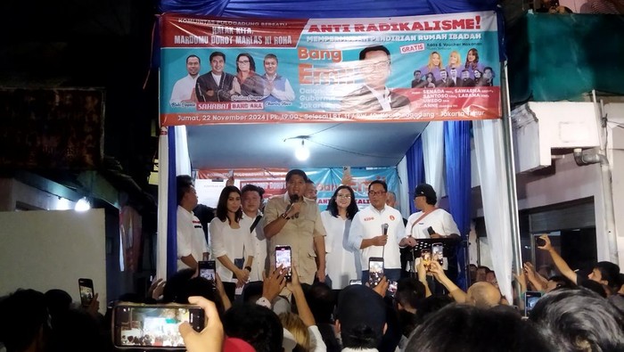 Ridwan Kamil bertemu Pemuda Batak Bersatu di kawasan Pulogadung, Jakarta Timur, Jumat (22/11/2024).