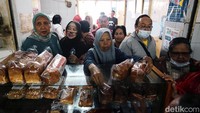 Biasanya proses pembuatan roti berlangsung selama 90 - 120 menit. Setelah proses pembuatan selesai barulah kemudian para pekerja langsung mempresiapkan diri untuk mulai menjual kepada para pembeli. Karena para pembeli sudah mulai berdatangan sejak pukul 8 pagi.