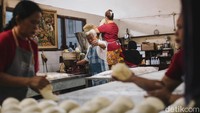 Dengan keseriusannya untuk meneruskan usaha orang tua nya, pada tahun 1991 Ridwan mendapat kesempatan untuk belajar membuat cookies di Thailand.