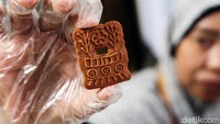 Bahan-bahan yang digunakan untuk pembuatan roti di tokonya menurut Ridwan tidak ada bedanya. Semua menggunakan bahan umum dan tanpa bahan pengawet. Rotinya hanya bertahan empat hari di suhu ruangan. Untuk menjaga kualitas roti, setiap hari Ridwan hanya membuat 80-90 loyang roti. Ciri khas roti di sini memiliki tekstur roti yang lembut dengan cita rasa roti tawar yang sedikit gurih di setiap suapan.