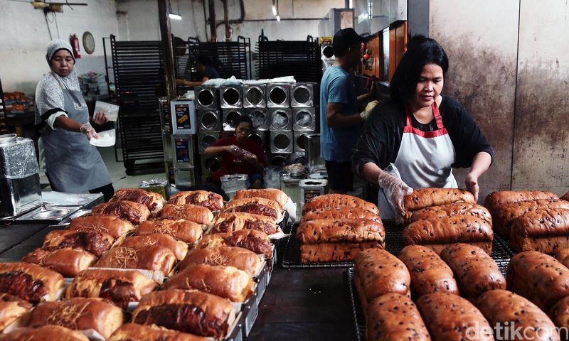 Roti Gelora Kembali Bergelora Toko Roti Gelora sudah berdiri sejak tahun 1950, usaha ini awalnya dirintis oleh orang tua dari Ridwan. Awalnya tempat yang bernama Gloria ini hanya memproduksi biskuit sejenis cookies, namun di era 70-an saat Ridwan mulai membantu usaha orang tua nya ini barulah memproduksi roti.