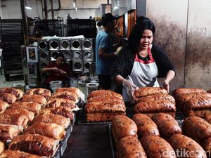 Video: Main ke Toko Roti Gelora yang Sudah Berdiri Sejak Tahun 1950