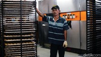 Karena pada beberapa tahun silam saat COVID-19 melanda Indonesia, Ridwan harus berjalan bertatih untuk mempertahankan toko rotinya. Bagaimana tidak, Ridwan harus tidak merumahkan para karyawan, namun penjualannya sangat turun drastis. Namun Ridwan tetap bersyukur karena bisa melewati hal-hal sulit tersebut.