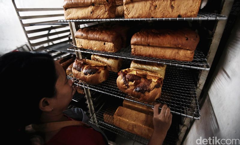 Toko Roti Gelora sudah berdiri sejak tahun 1950, usaha ini awalnya dirintis oleh orang tua dari Ridwan. Awalnya tempat yang bernama Gloria ini hanya memproduksi biskuit sejenis cookies, namun di era 70-an saat Ridwan mulai membantu usaha orang tua nya ini barulah memproduksi roti.