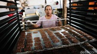 Sampai sekarang setiap harinya Ridwan masih semangat membuat roti dibantu 17 karyawannya. Dengan menggunakan mesin pembuat roti dan mesin pembuat cetakan cookies yang ia kirim langsung dari Belanda dan Eropa membuat pekerjaan menjadi lebih mudah bagi para pekerjanya.