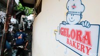Tepat pukul lima pagi kesibukan mulai terjadi di kawasan Bali Mester, Jatinegara, Jakarta Timur. Tampak beberapa pekerja mulai berdatangan untuk membuat adonan roti dan kue. Tak hanya para pekerja yang sibuk, pemilik Toko Roti Gelora, Ridwan Wiryadinata (73) ikut turun langsung mengomandoi para pekerjanya membuat roti dan cookies.