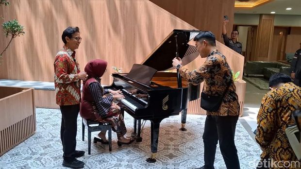 Menteri Kesehatan RI Budi Gunadi Sadikin ketika mencoba piano yang ada di lobi RS Kardiologi Emirat-Indonesia, Sabtu (23/11/2024).