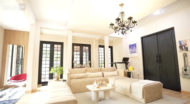 Dari segi desain, gaya American-classic modern kental terasa. Namun, pasangan ini tetap menyelipkan elemen yang kontras seperti sentuhan tradisional dan vintage sehingga menciptakan kesan fotogenik di setiap sudutnya. (Foto: YouTube/Taulany TV)