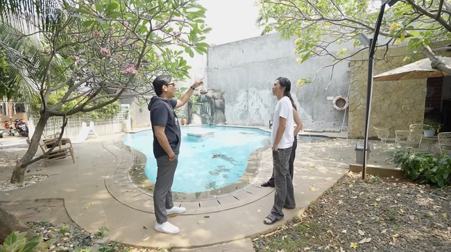 Rumah Bimbim berdiri di atas lahan seluas 1.000 meter persegi, sementara luas bangunannya tak lebih dari setengah lahan. Sisa lahan dijadikan area hijau dan sisanya untuk kolam renang. (Foto: YouTube/Taulany TV)