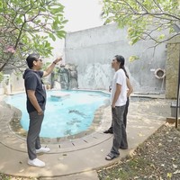 Rumah Bimbim berdiri di atas lahan seluas 1.000 meter persegi, sementara luas bangunannya tak lebih dari setengah lahan. Sisa lahan dijadikan area hijau dan sisanya untuk kolam renang. (Foto: YouTube/Taulany TV)