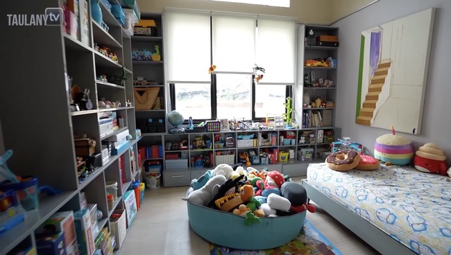 Kamar putra sekaligus anak bungsu Bimbim dan Reny yang didominasi warna biru. (Foto: YouTube/Taulany TV)