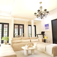 Dari segi desain, gaya American-classic modern kental terasa. Namun, pasangan ini tetap menyelipkan elemen yang kontras seperti sentuhan tradisional dan vintage sehingga menciptakan kesan fotogenik di setiap sudutnya. (Foto: YouTube/Taulany TV)