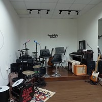 Di dalam rumah, terdapat sebuah ruangan besar multifungsi. Bimbim biasanya memanfaatkan area yang dilengkapi berbagai alat musik tersebut untuk latihan atau jamming. (Foto: YouTube/Taulany TV)
