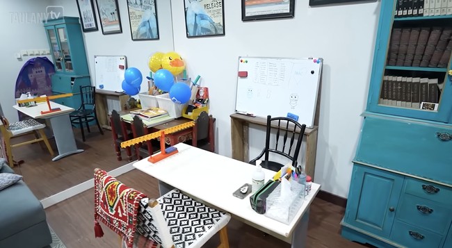 Ruangan yang sama difungsikan pula sebagai tempat belajar untuk anak bungsunya yang home-schooling. (Foto: YouTube/Taulany TV)