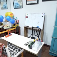 Ruangan yang sama difungsikan pula sebagai tempat belajar untuk anak bungsunya yang home-schooling. (Foto: YouTube/Taulany TV)