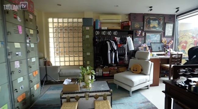 Tepat di sebelah lounge, ada kantor kecil. Banyak barang vintage yang menghiasinya, termasuk filing cabinet besi jadul. Ide tersebut datang dari Reny yang memang hobi berburu barang-barang antik. (Foto: YouTube/Taulany TV)