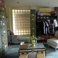 Tepat di sebelah lounge, ada kantor kecil. Banyak barang vintage yang menghiasinya, termasuk filing cabinet besi jadul. Ide tersebut datang dari Reny yang memang hobi berburu barang-barang antik. (Foto: YouTube/Taulany TV)