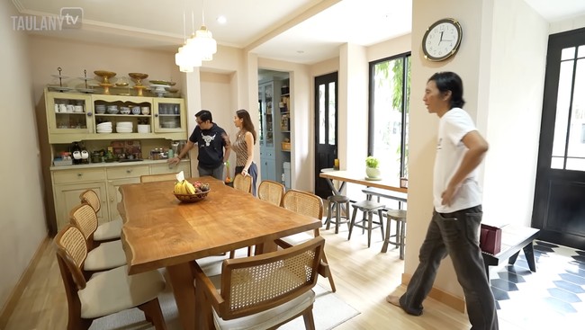 Barang vintage juga menjadi daya tarik tersendiri di area makan. (Foto: YouTube/Taulany TV)