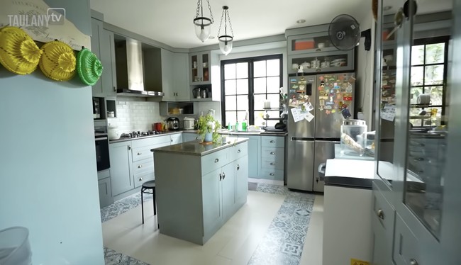 Penampakan dapur kotor yang sangat rapi dan estetis dengan warna biru teal yang modern. (Foto: YouTube/Taulany TV)