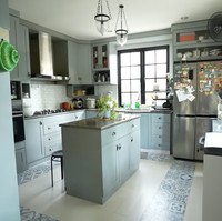 Penampakan dapur kotor yang sangat rapi dan estetis dengan warna biru teal yang modern. (Foto: YouTube/Taulany TV)