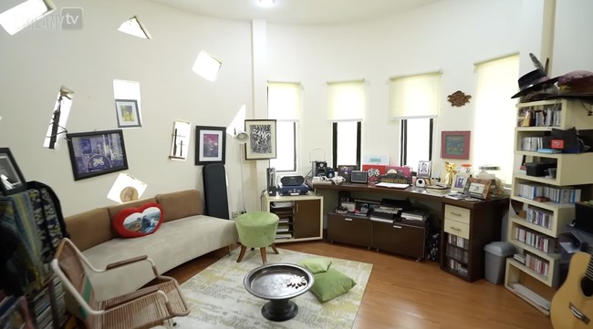 Ruang kerja, juga studio mini yang merupakan creative space bagi Bimbim yang dikenal sebagai drummer Slank. (Foto: YouTube/Taulany TV)
