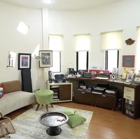 Ruang kerja, juga studio mini yang merupakan creative space bagi Bimbim yang dikenal sebagai drummer Slank. (Foto: YouTube/Taulany TV)