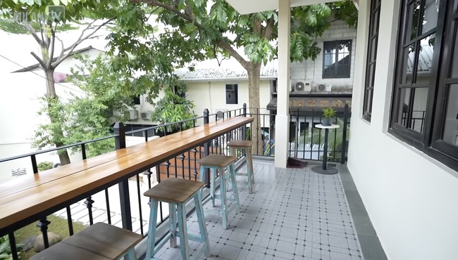 Setiap kamar dilengkapi balkon, begitu juga pantry atau dapur kecil di lantai atas. Di balkon pantry, Bimbim bisa makan sambil menikmati pemandangan outdoor. (Foto: YouTube/Taulany TV)