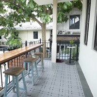 Setiap kamar dilengkapi balkon, begitu juga pantry atau dapur kecil di lantai atas. Di balkon pantry, Bimbim bisa makan sambil menikmati pemandangan outdoor. (Foto: YouTube/Taulany TV)