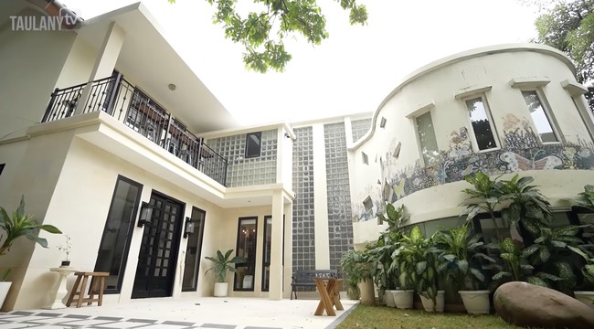 Inilah penampakan rumah Bimbim yang tak jauh dari markas Slank di Jalan Potlot, Duren Tiga, Jakarta Selatan. Dengan bantuan arsitek dan pakar fengshui, Bimbim dan istrinya, Reny Setiawati, membangun sebuah hunian yang nyaman di tengah kepadatan Ibu Kota. Rumah tersebut sempat muncul di salah satu episode di YouTube Andre Taulany. (Foto: YouTube/Taulany TV)