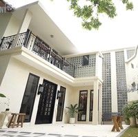 Inilah penampakan rumah Bimbim yang tak jauh dari markas Slank di Jalan Potlot, Duren Tiga, Jakarta Selatan. Dengan bantuan arsitek dan pakar fengshui, Bimbim dan istrinya, Reny Setiawati, membangun sebuah hunian yang nyaman di tengah kepadatan Ibu Kota. Rumah tersebut sempat muncul di salah satu episode di YouTube Andre Taulany. (Foto: YouTube/Taulany TV)