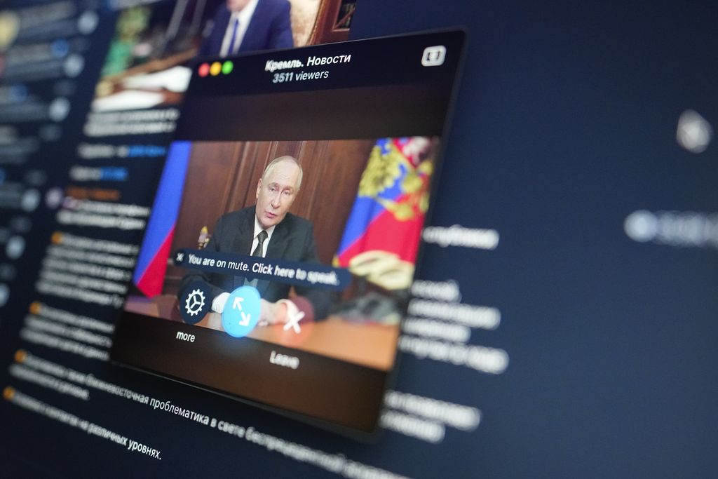 Siaran pidato Presiden Rusia Vladimir Putin yang disiarkan di televisi terlihat di layar di Moskow, Rusia, Kamis, 21 November 2024. (Foto AP/Pavel Bednyakov)